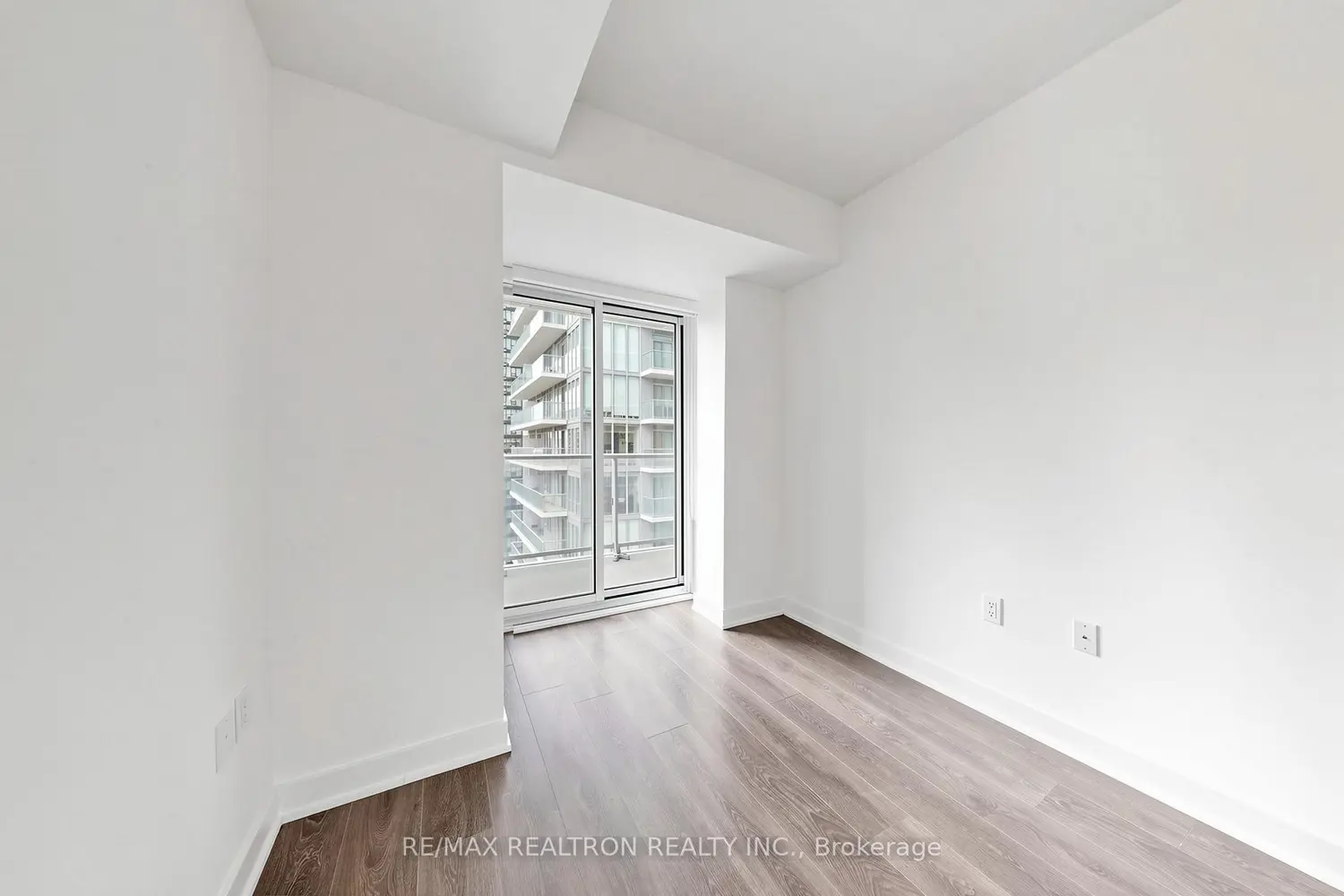 195 Redpath Avenue 1612 photo 4