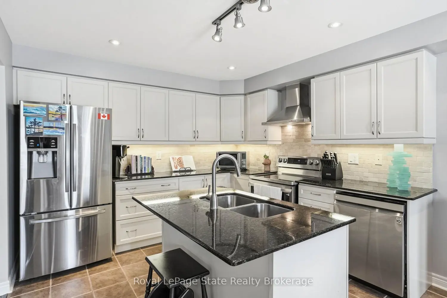 27 Barrett Avenue photo 4