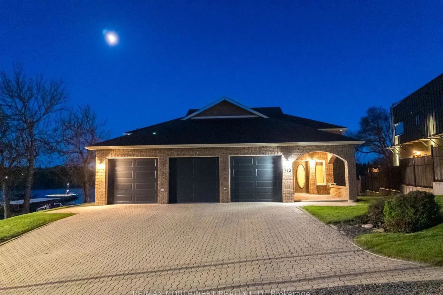 110 Lakeside Crescent photo 2