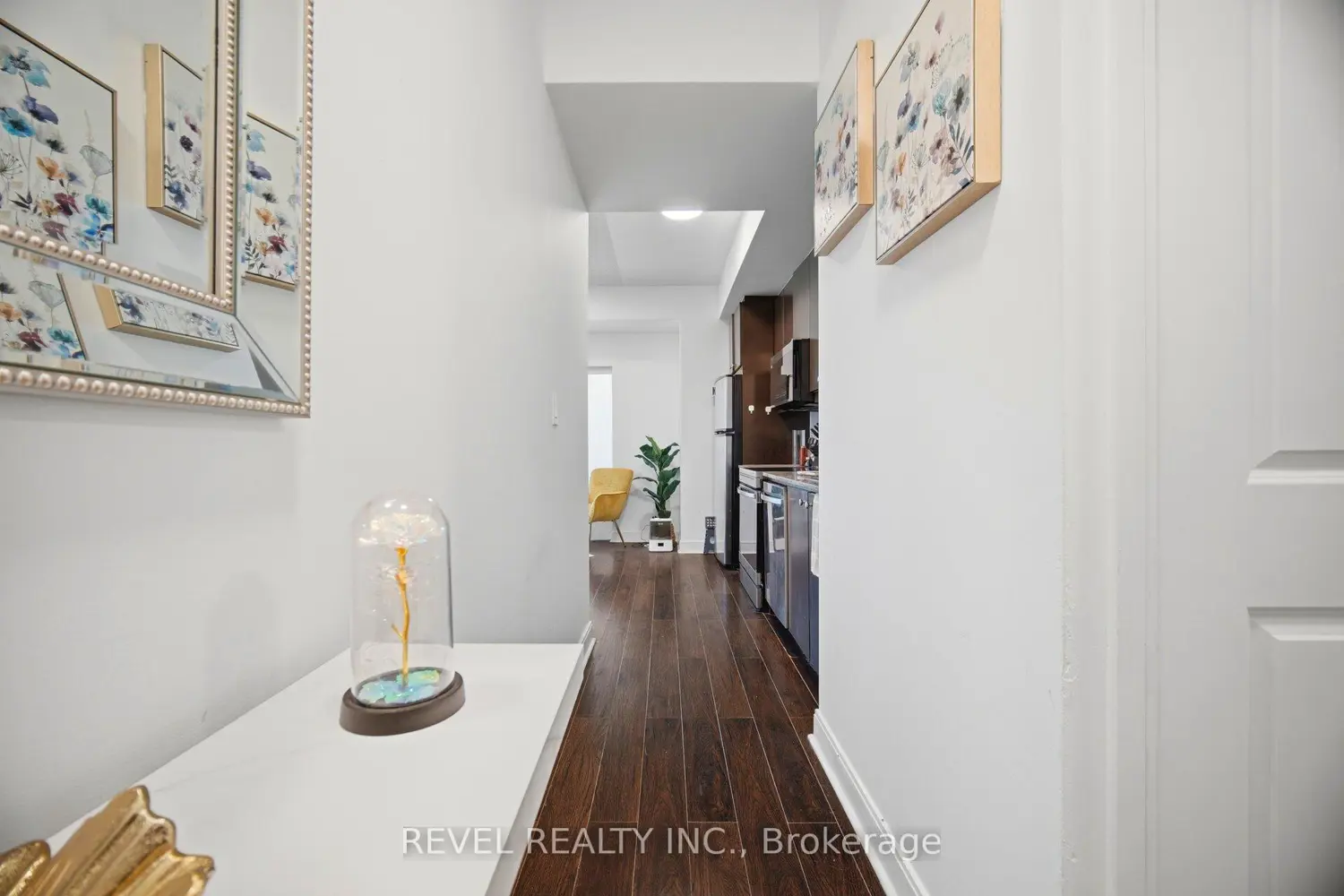 50 Absolute Avenue 707 photo 3