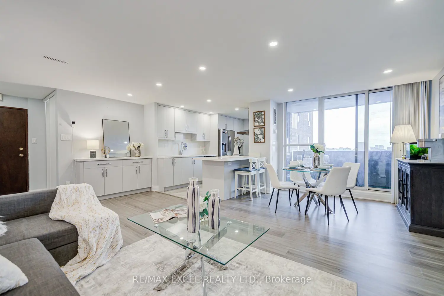 5 Old Sheppard Avenue 1801 photo 2