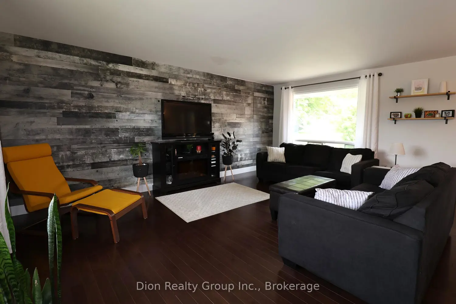30 Macpherson Avenue photo 3