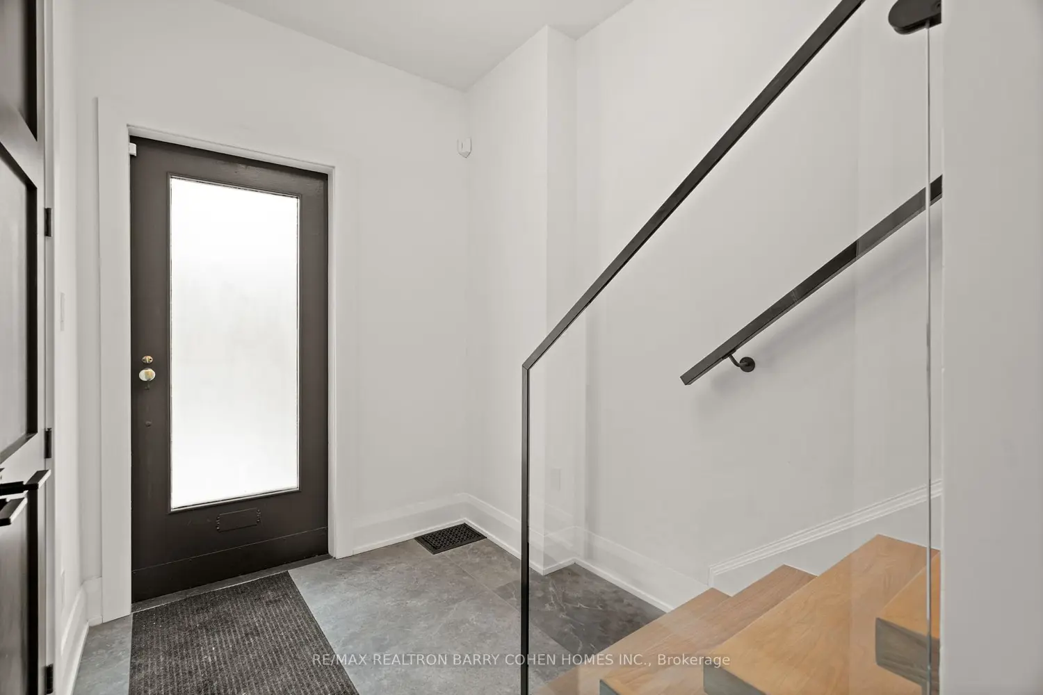 231 Macpherson Avenue photo 3