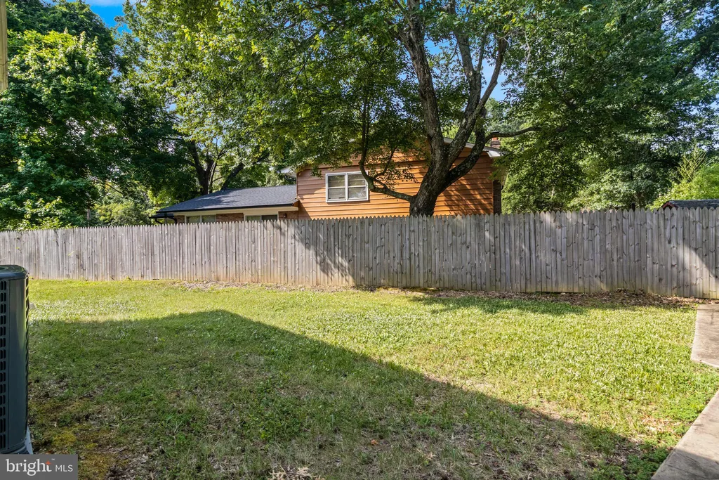 12817 Peace Drive, Fort Washington, MD 20744