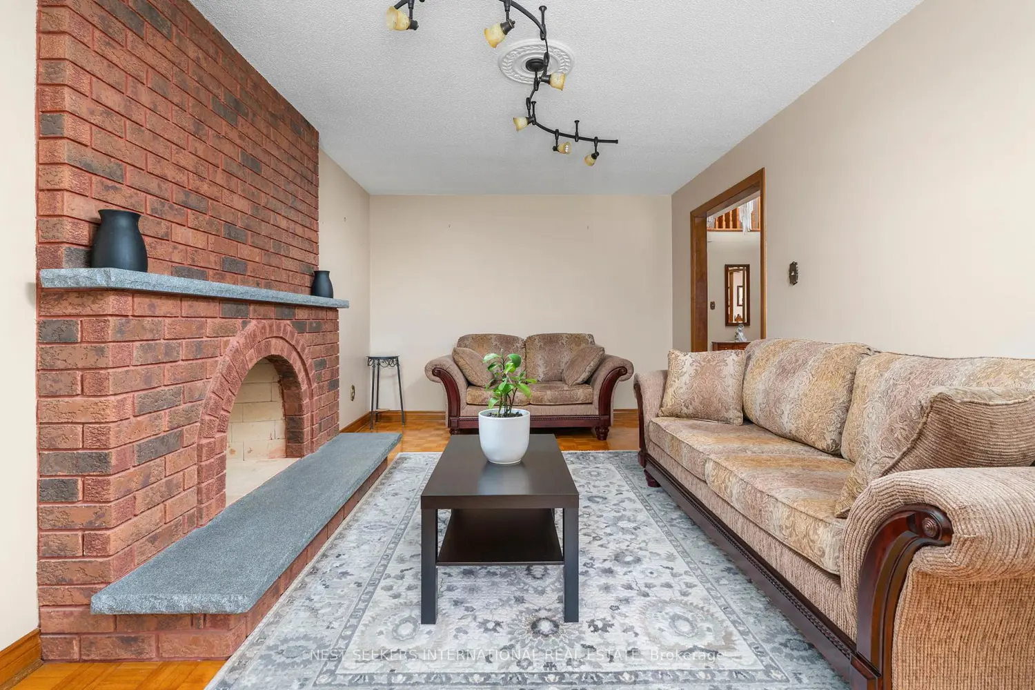 19 Kaiser Drive photo 3