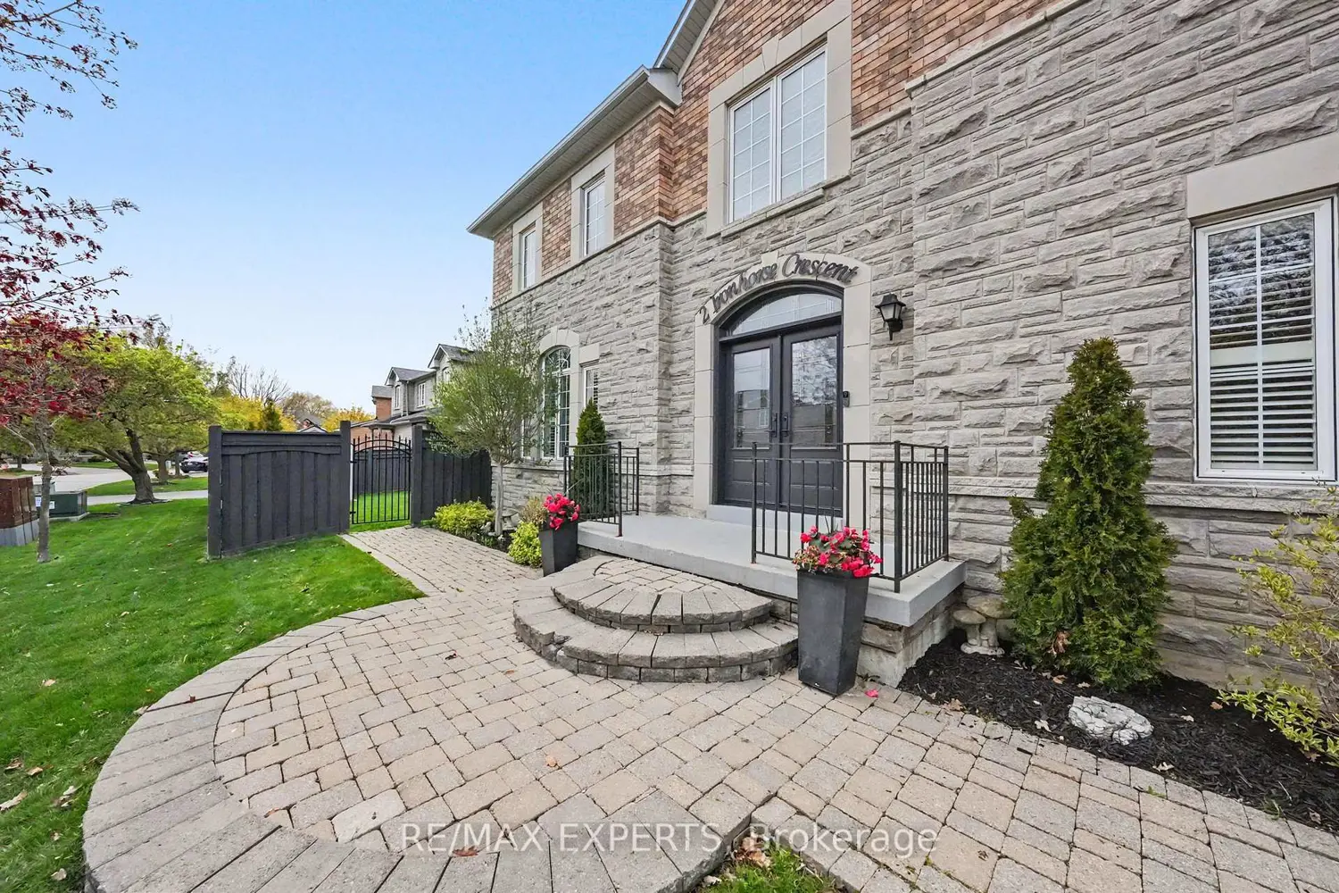 2 Ironhorse Crescent photo 2