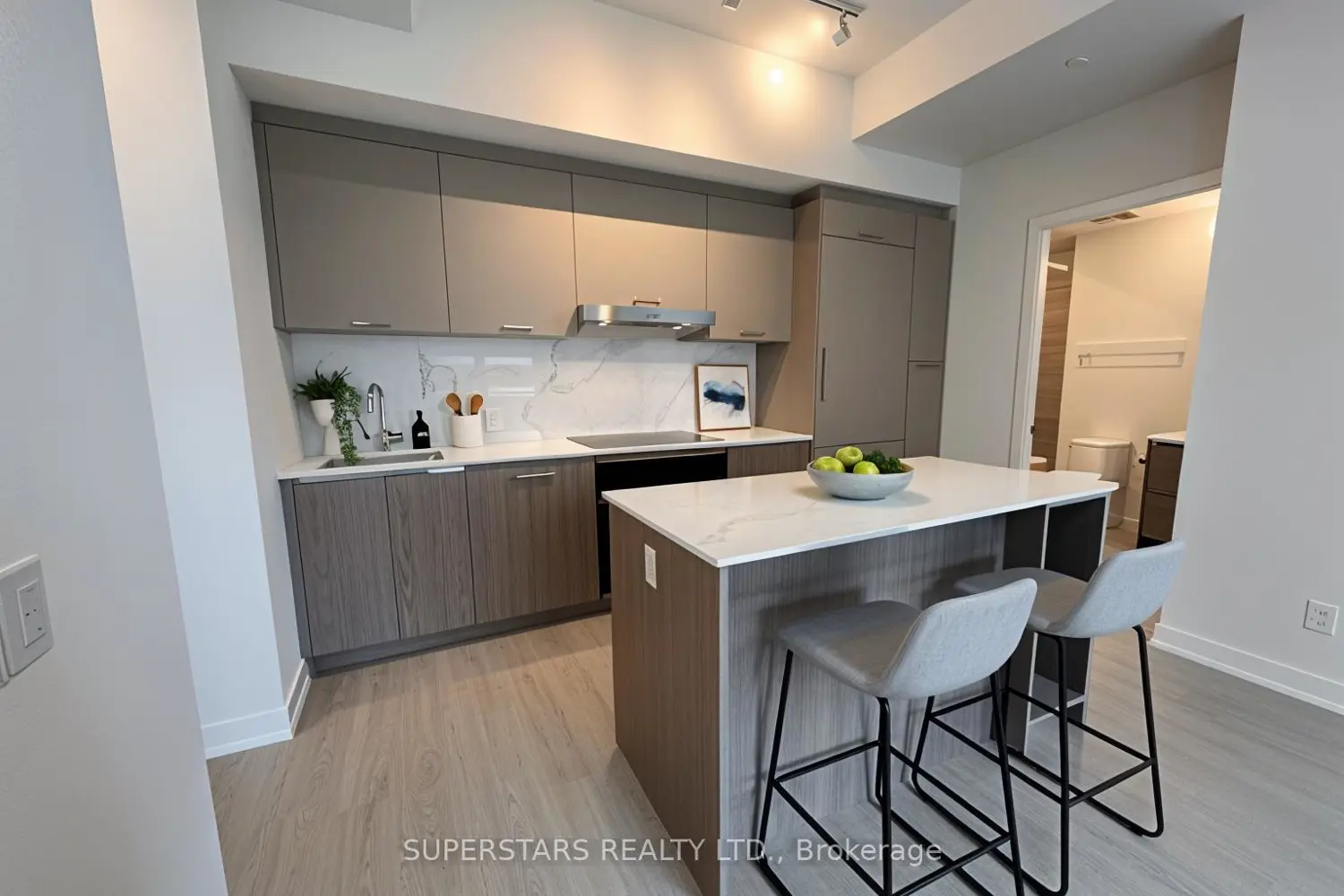 8188 Yonge Street 626 photo 2