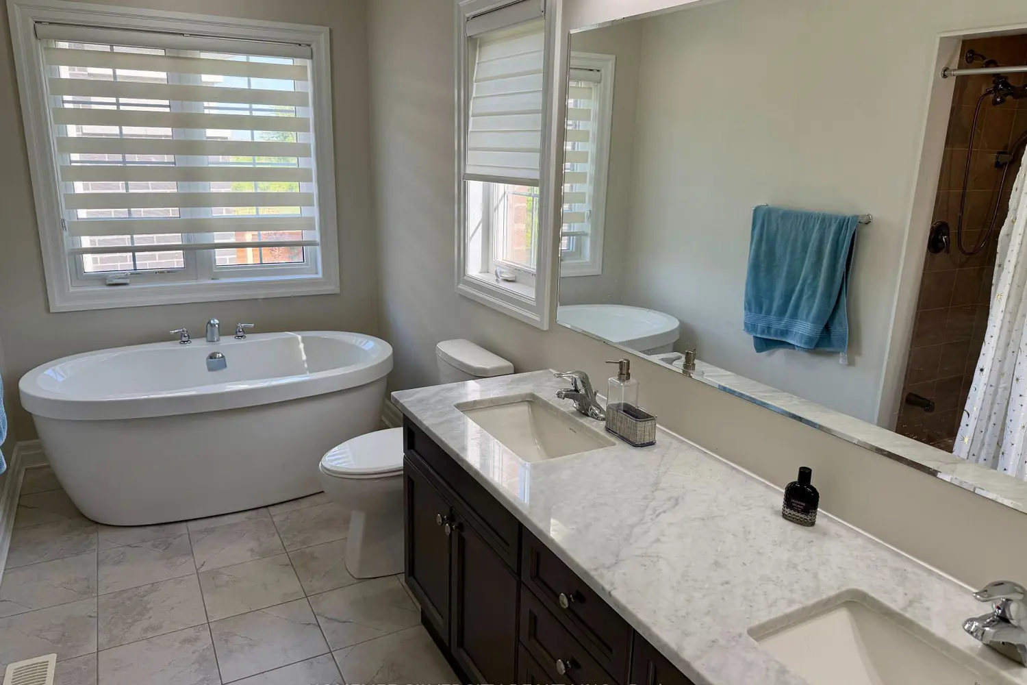588 Queen Mary Drive photo 3