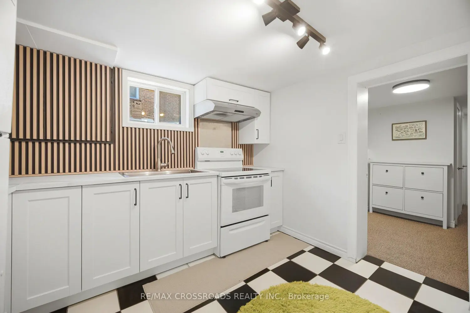 18 Adanac Drive photo 5