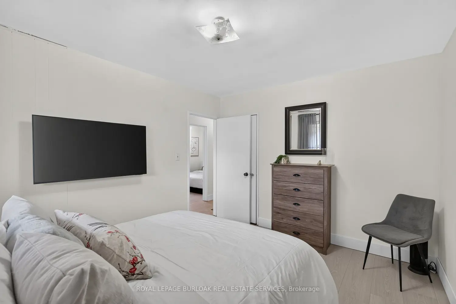 236 Hammersmith Court photo 3