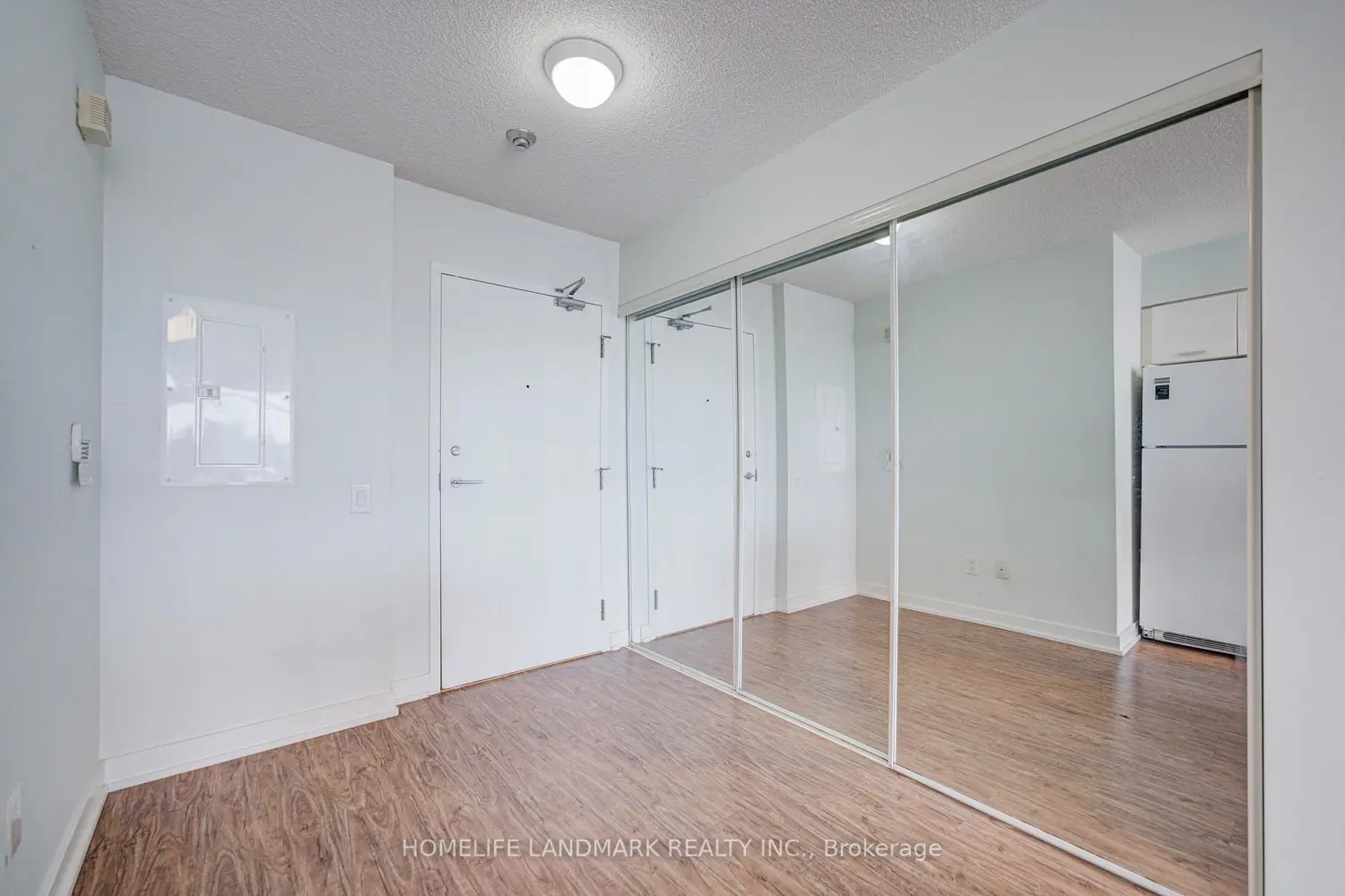 15 Singer Court 305 photo 4
