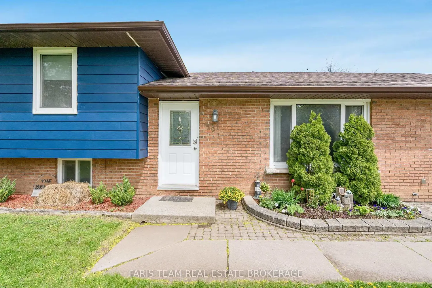 201 Parkside Crescent photo 2