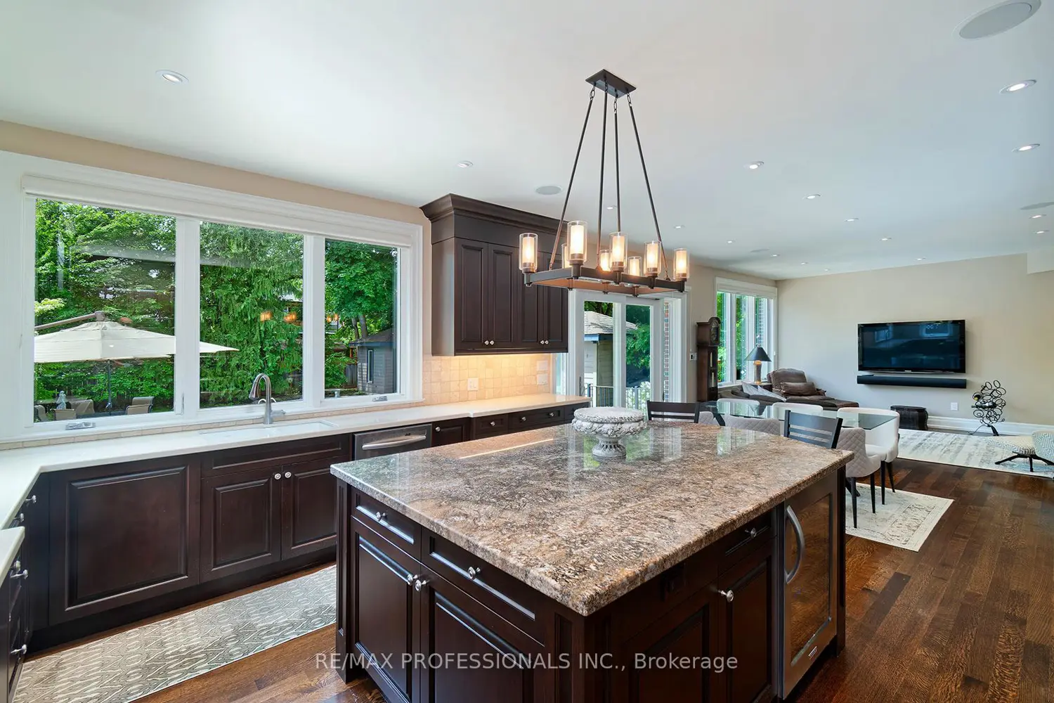 376 Prince Edward Drive photo 4