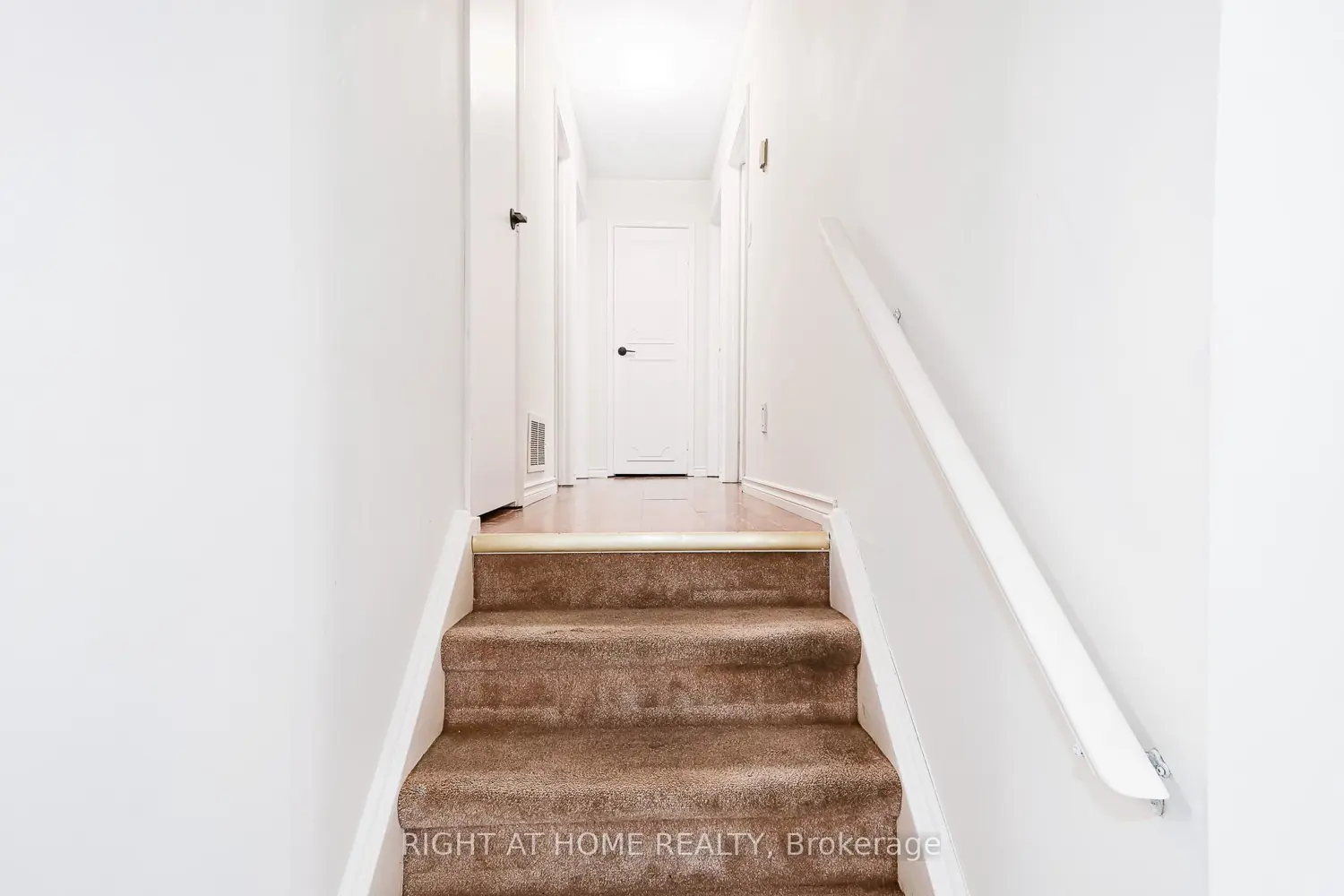 1059 Glen Mhor Crescent photo 4