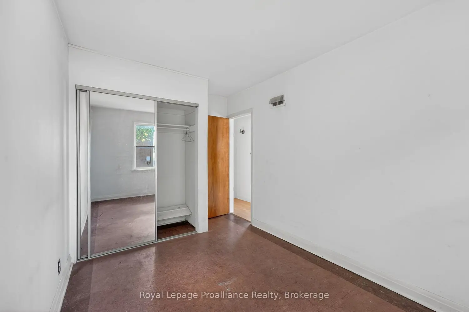 368 Sidney Street photo 5