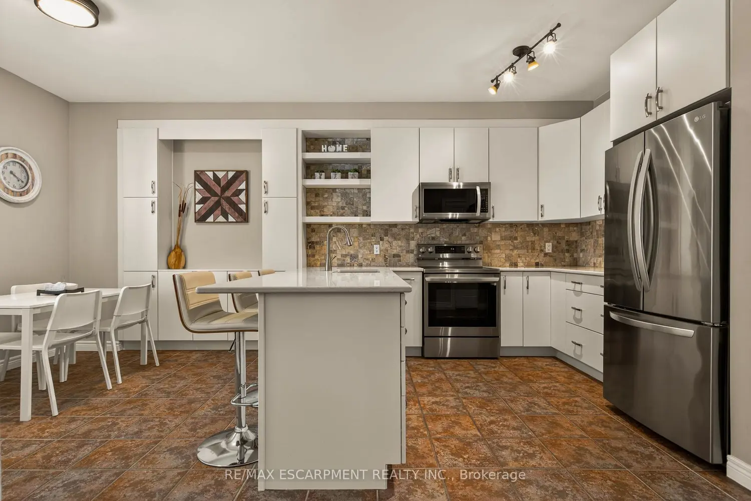 100 Beddoe Drive 20 photo 3
