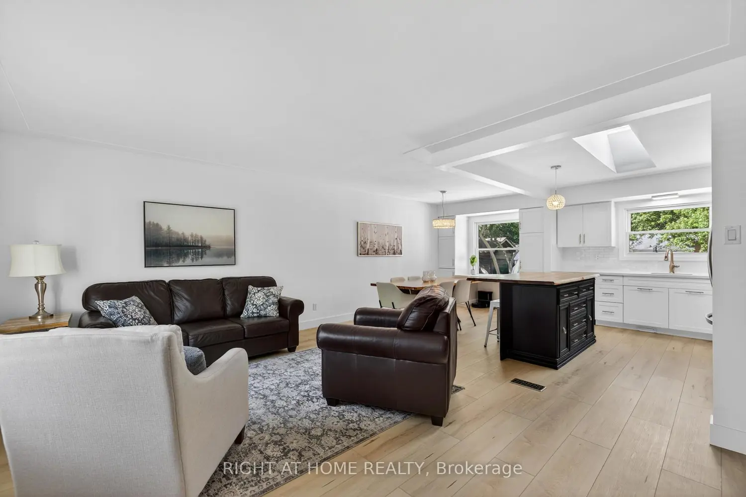 670 Glengyle Crescent photo 3