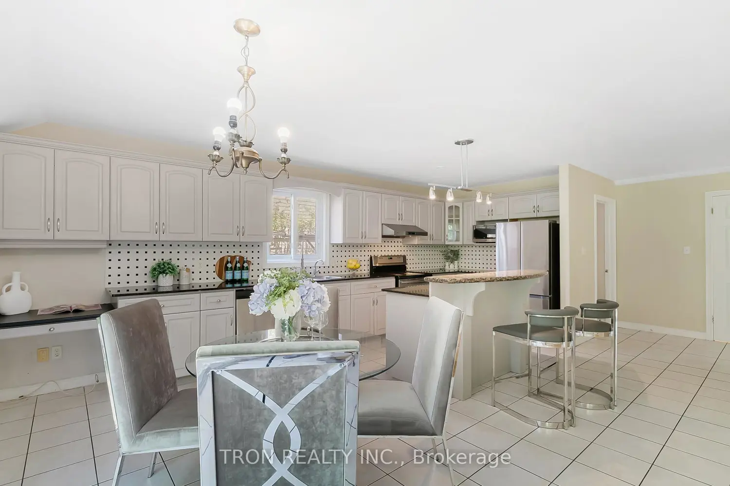 505 Yorkshire Drive photo 2