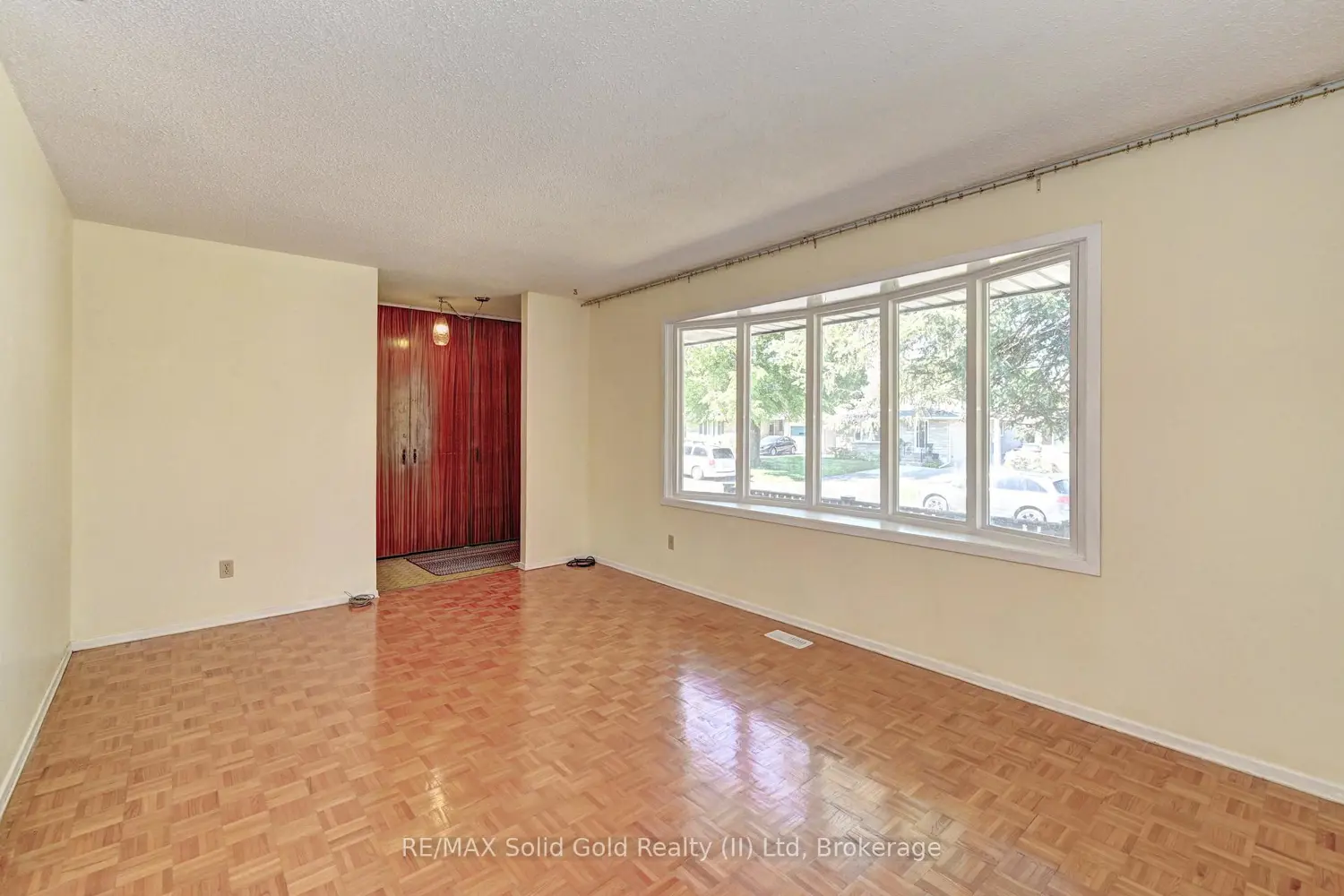 106 Kimberly Crescent photo 2