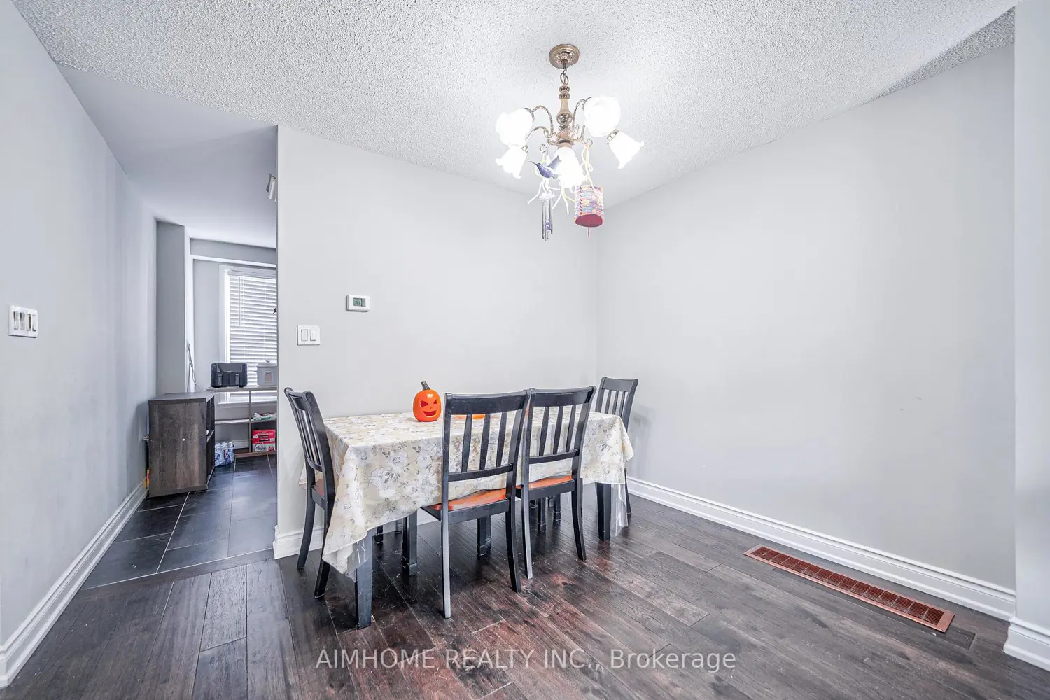 1692 John Street photo 4