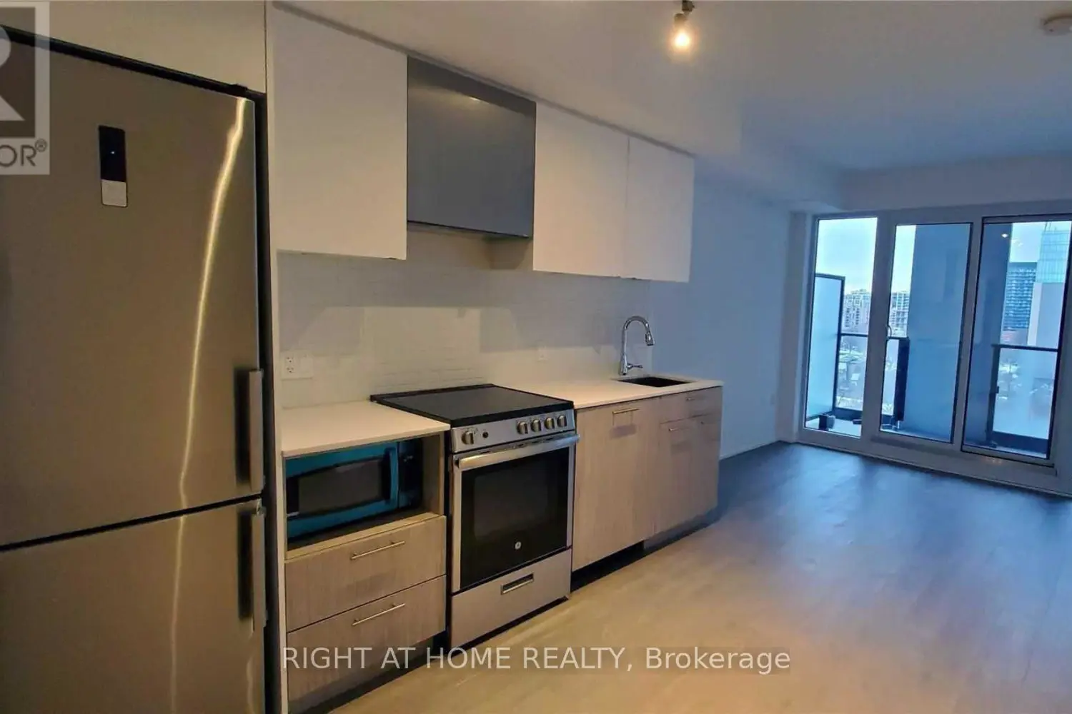 251 Jarvis Street 818 photo 2