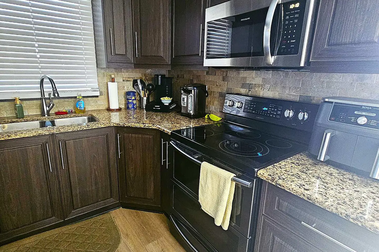 524 Anthony Street photo 5