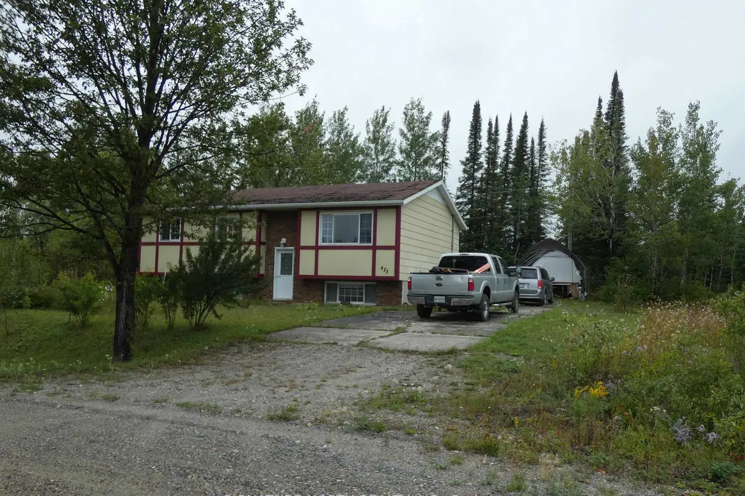 423 Birch Crescent photo 2