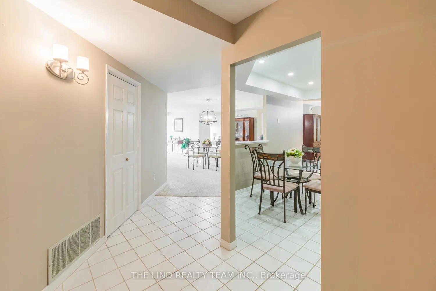 85 Wellington Street 312 photo 3