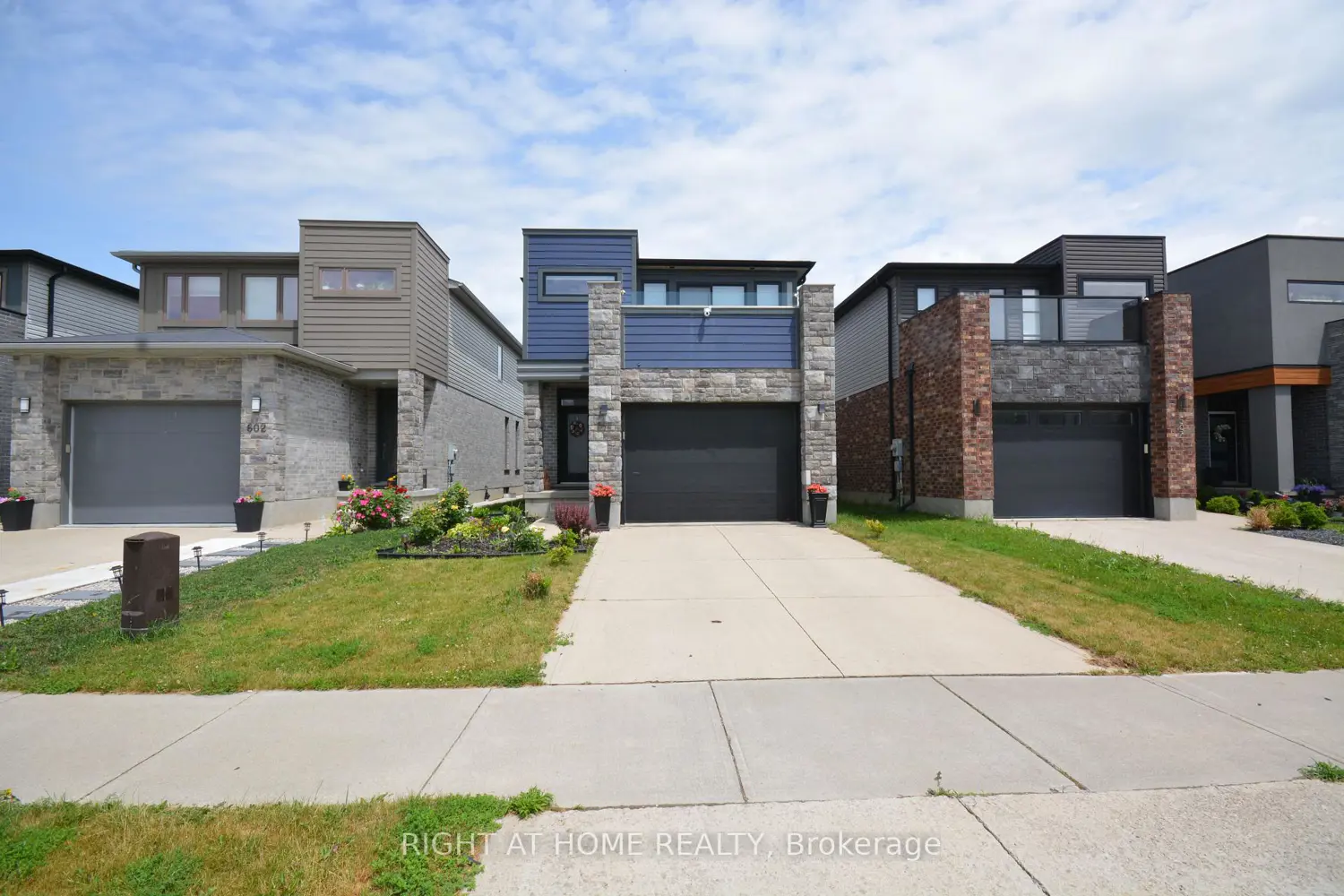 598 Freeport Street photo 4