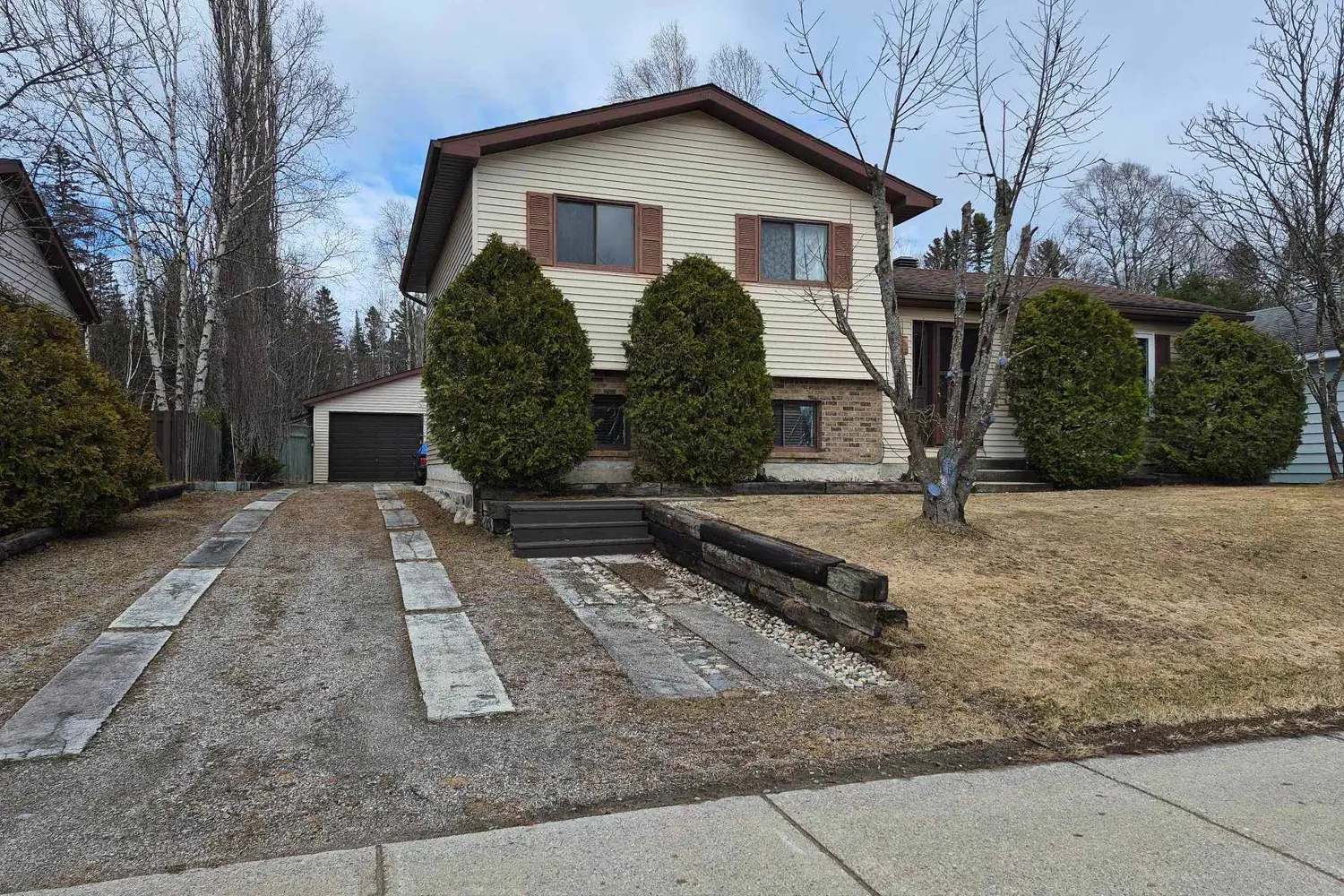 35 Bastedo Cres photo 2