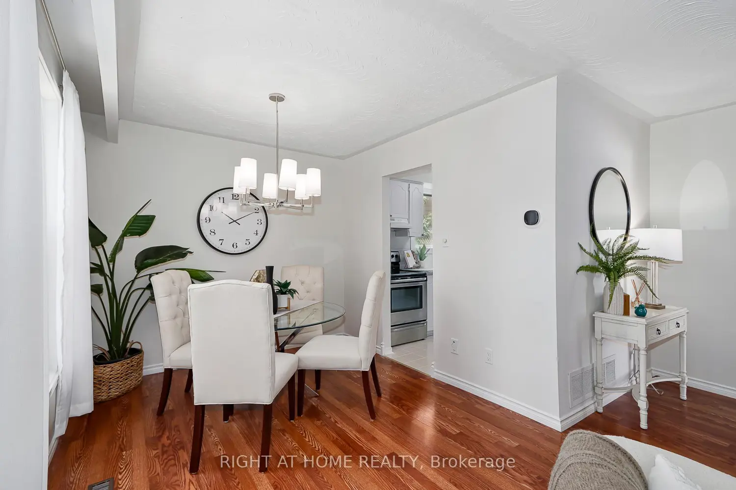 1059 Glen Mhor Crescent photo 3