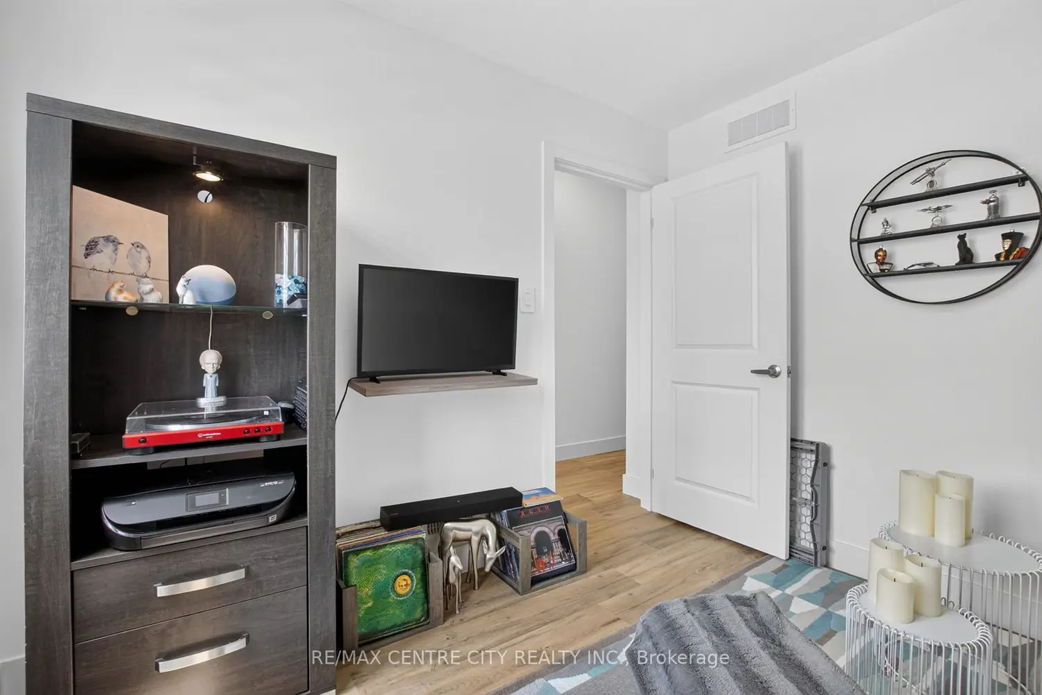 1595 Capri Crescent 56 photo 5