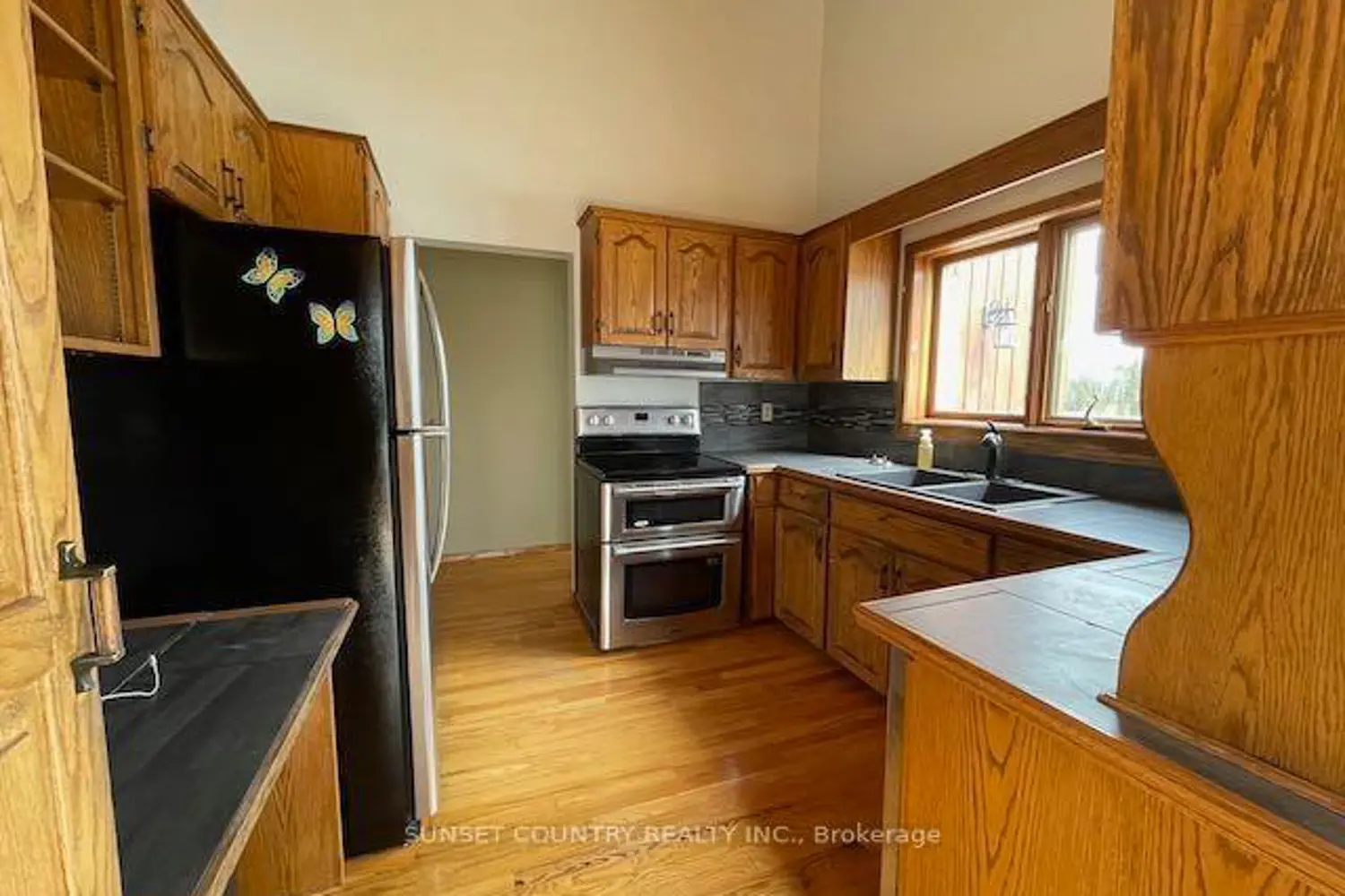 699 Coombes Drive photo 2