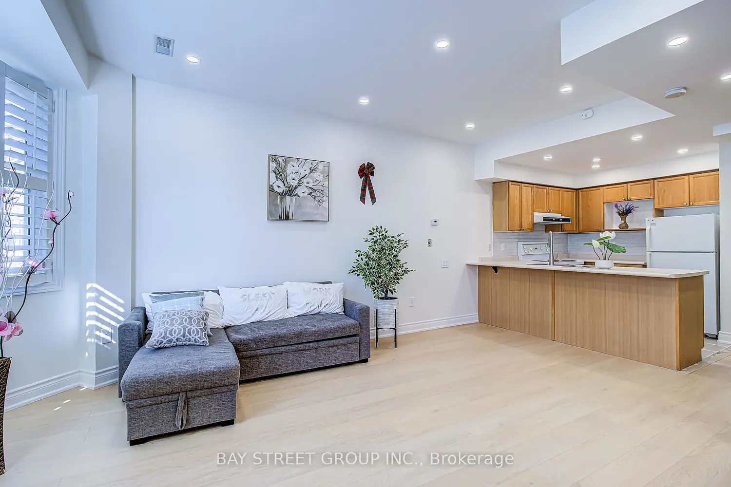 760 Lawrence Avenue 87 photo 3