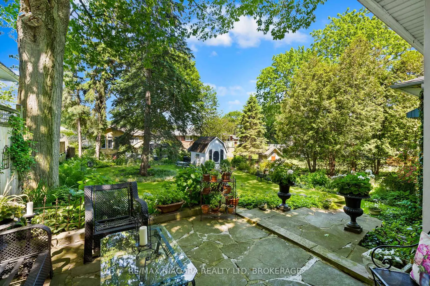 48 Oakridge Crescent photo 5