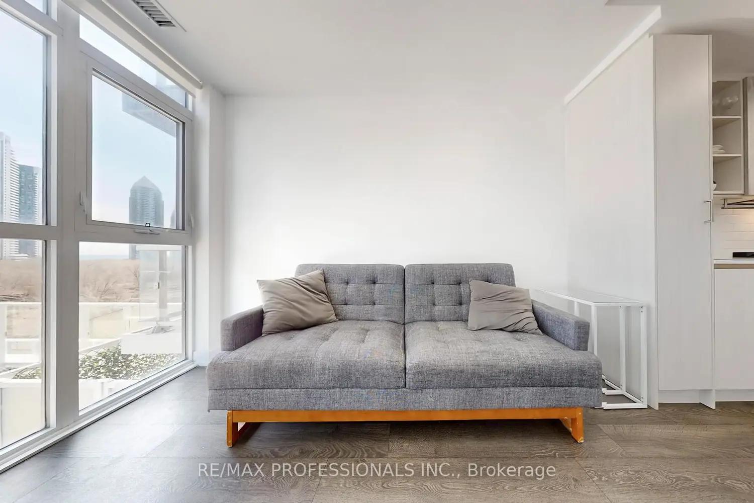 251 Manitoba Street 504 photo 2