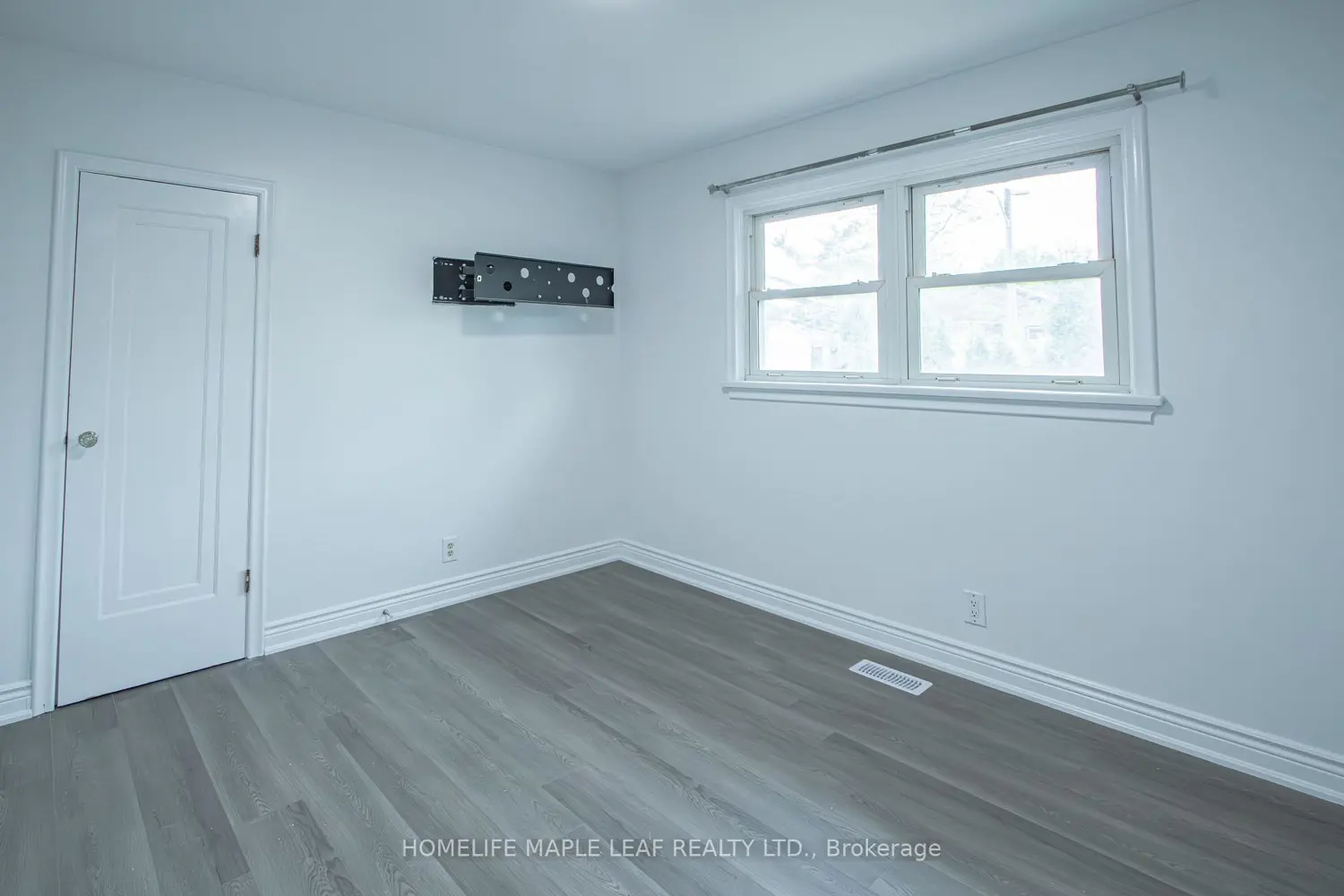 1663 Hansuld Street photo 4