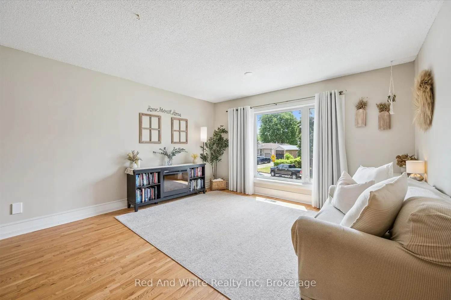 24 Byton Lane photo 3