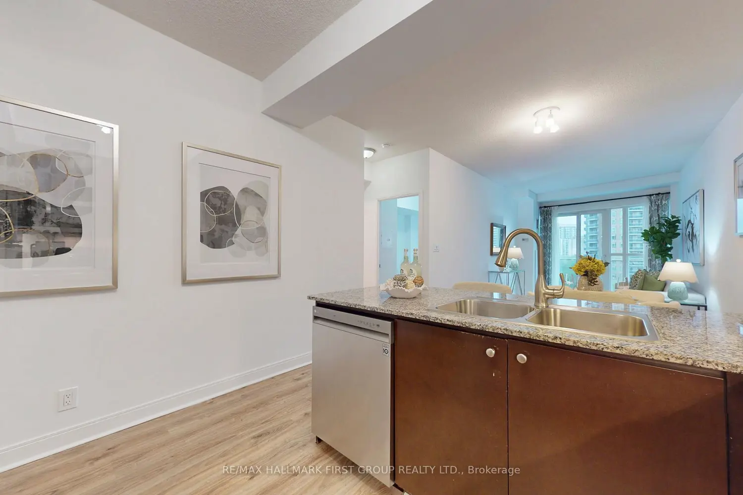 50 Absolute Avenue 603 photo 2