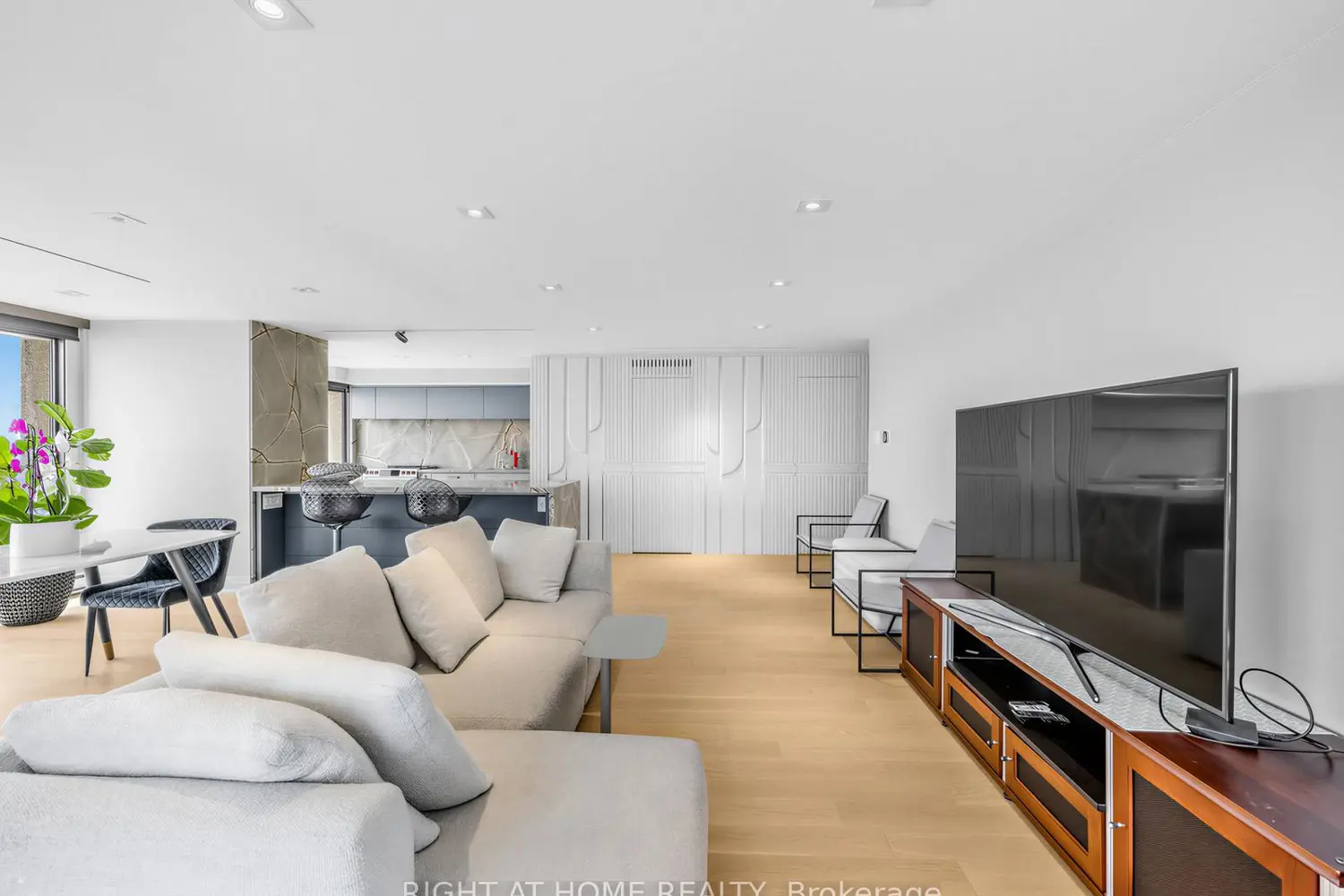 65 Harbour Square 2202