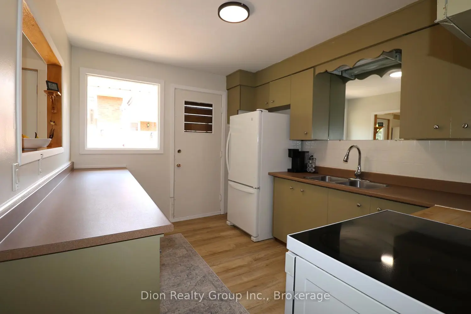30 Macpherson Avenue photo 5
