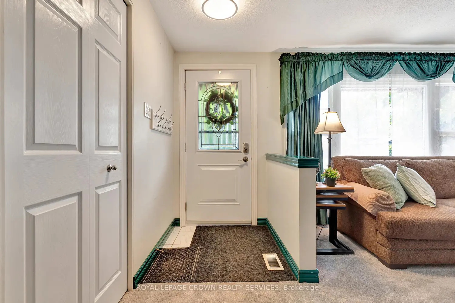 98 Belwood Crescent photo 3
