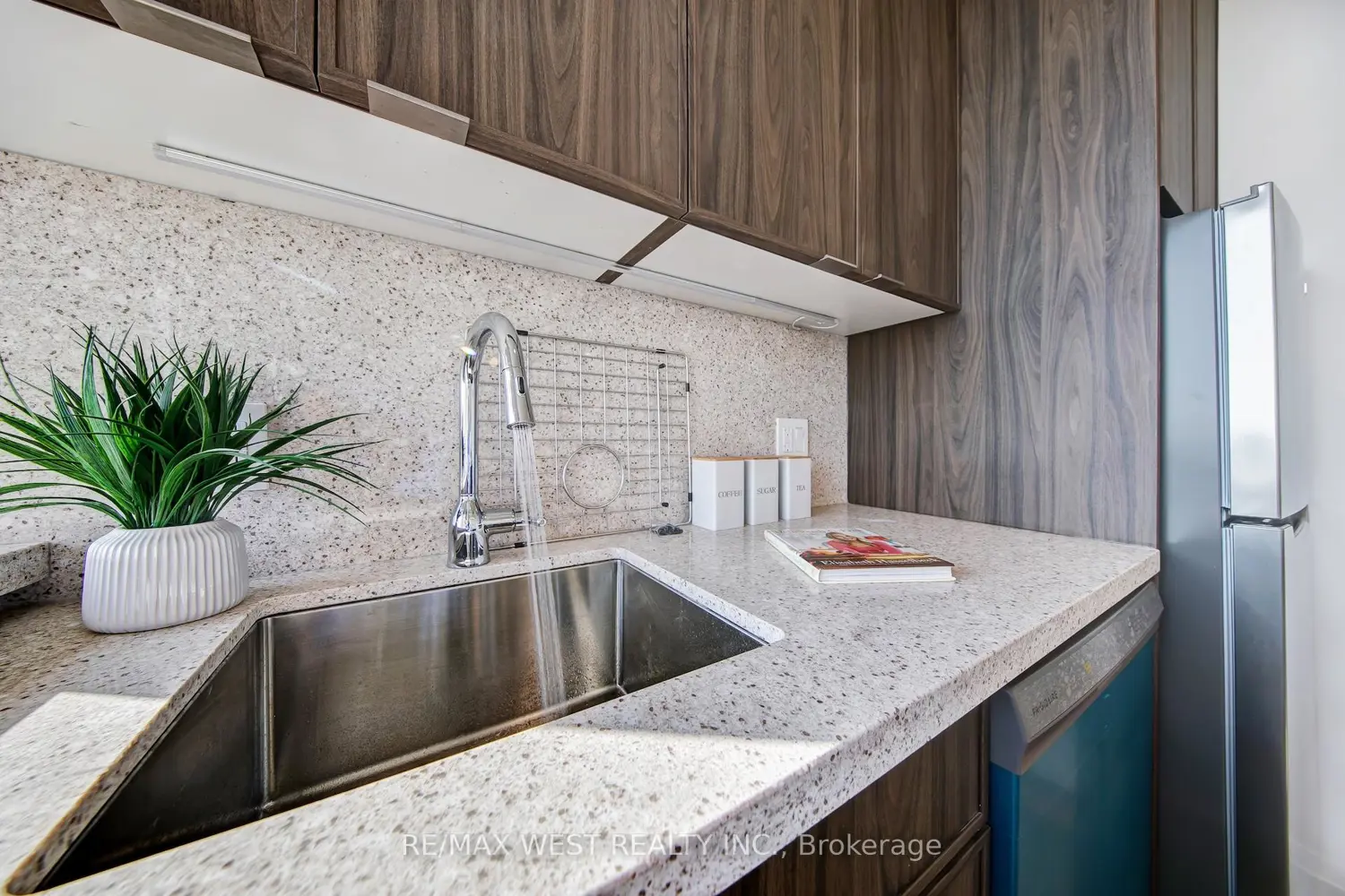 914 Yonge Street 1202 photo 4
