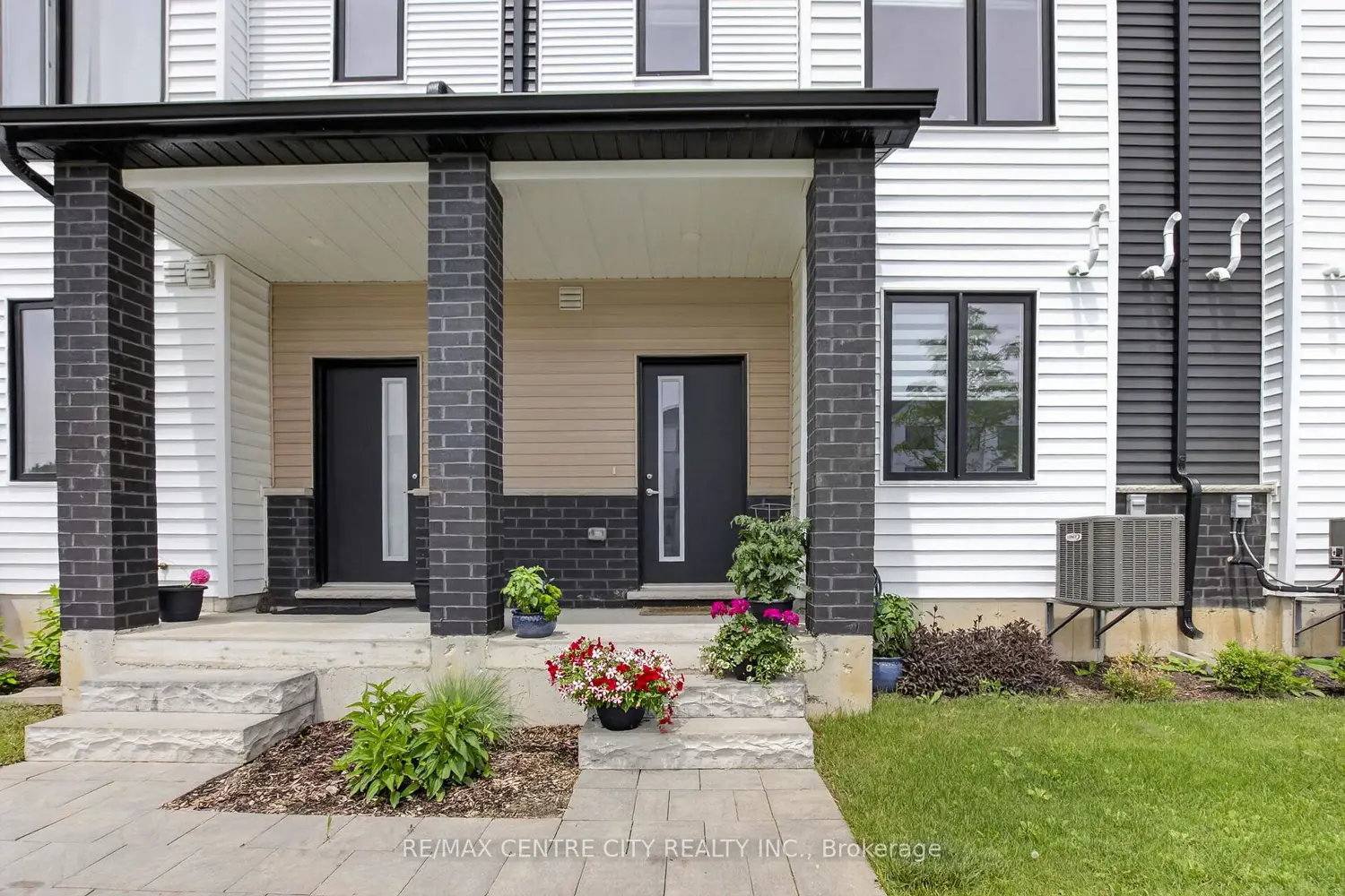 1595 Capri Crescent 56 photo 4