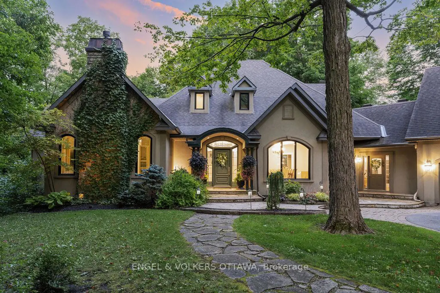 1412 Houston Crescent photo 2