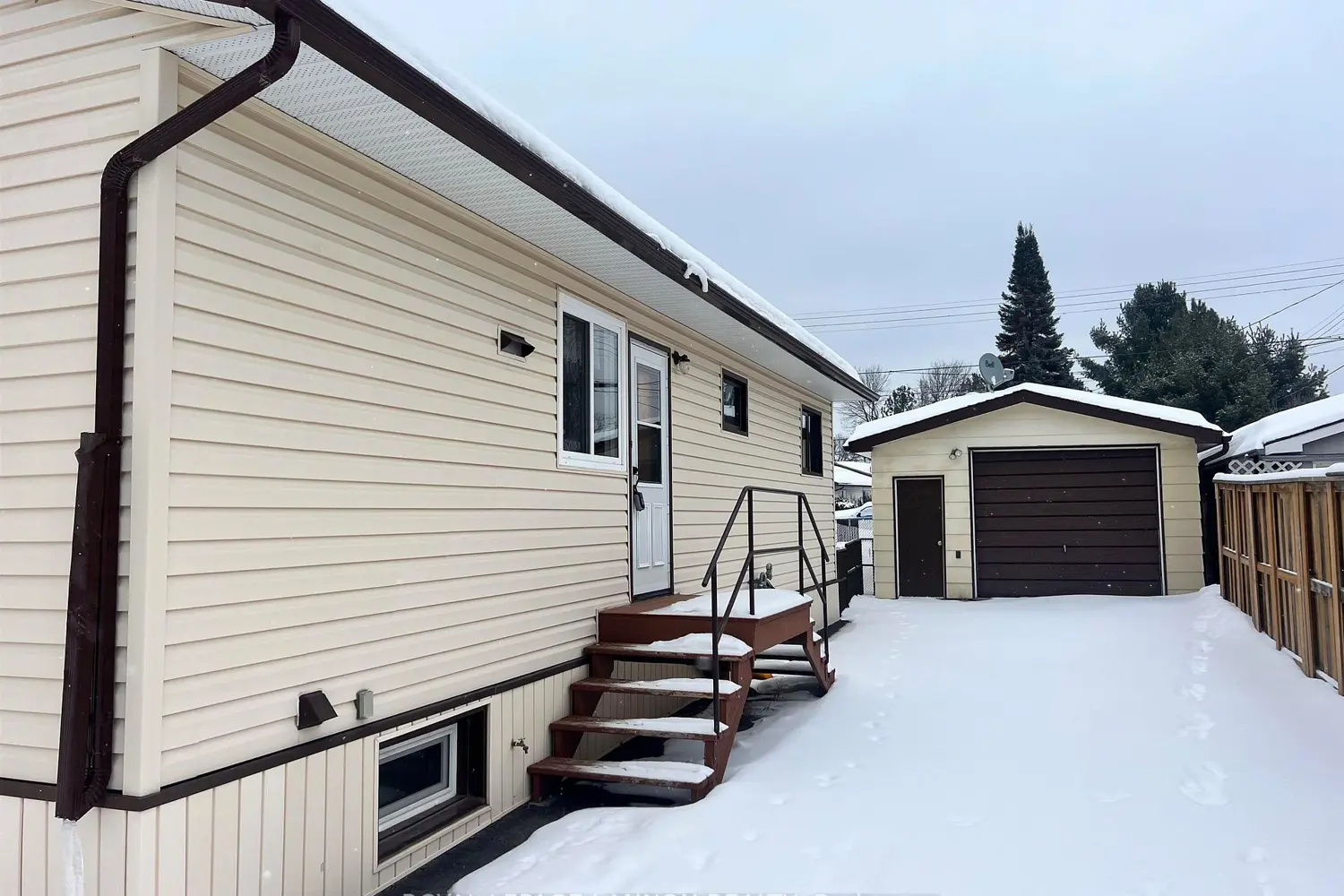 146 Pine Crescent photo 2