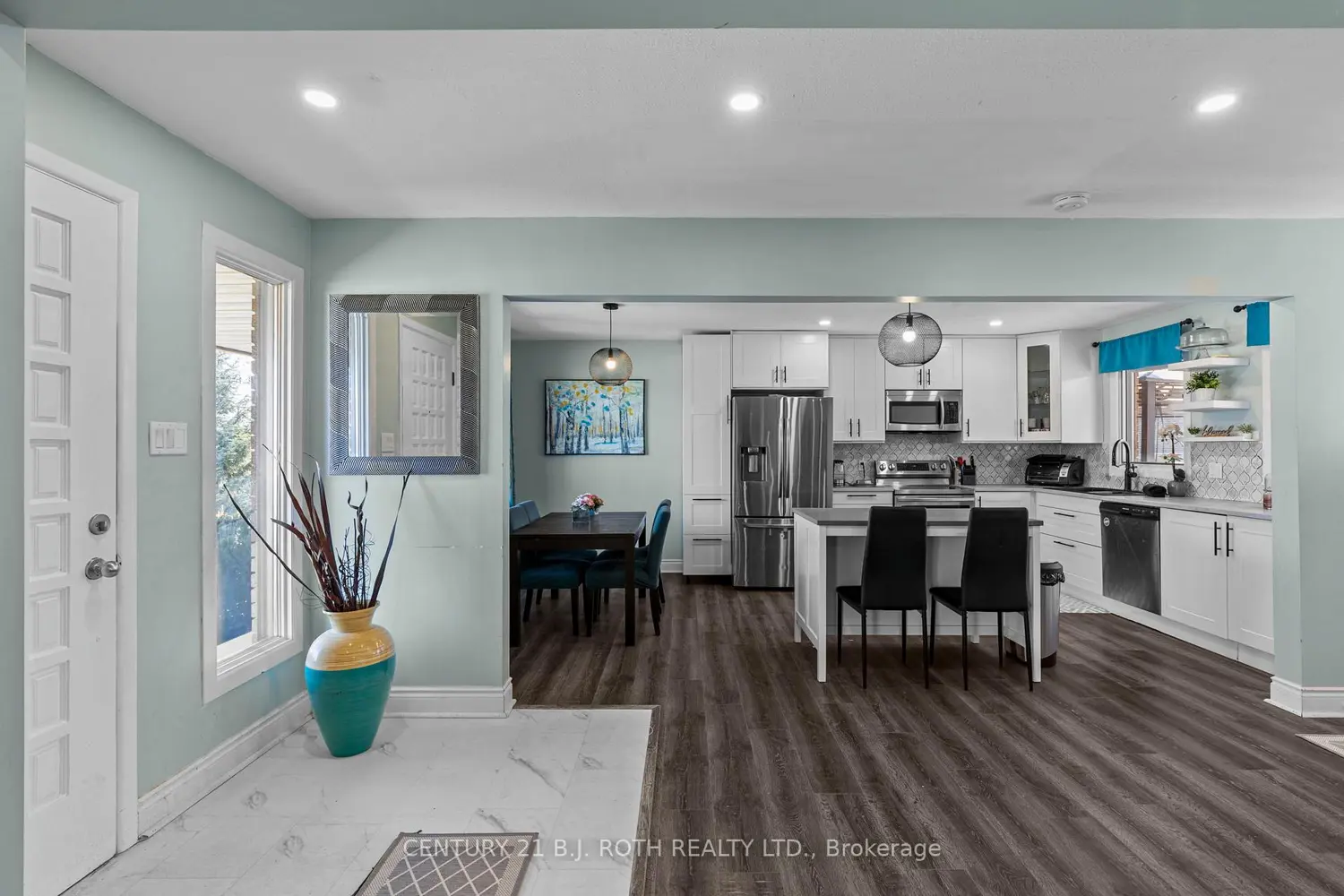823 Essa Road photo 2