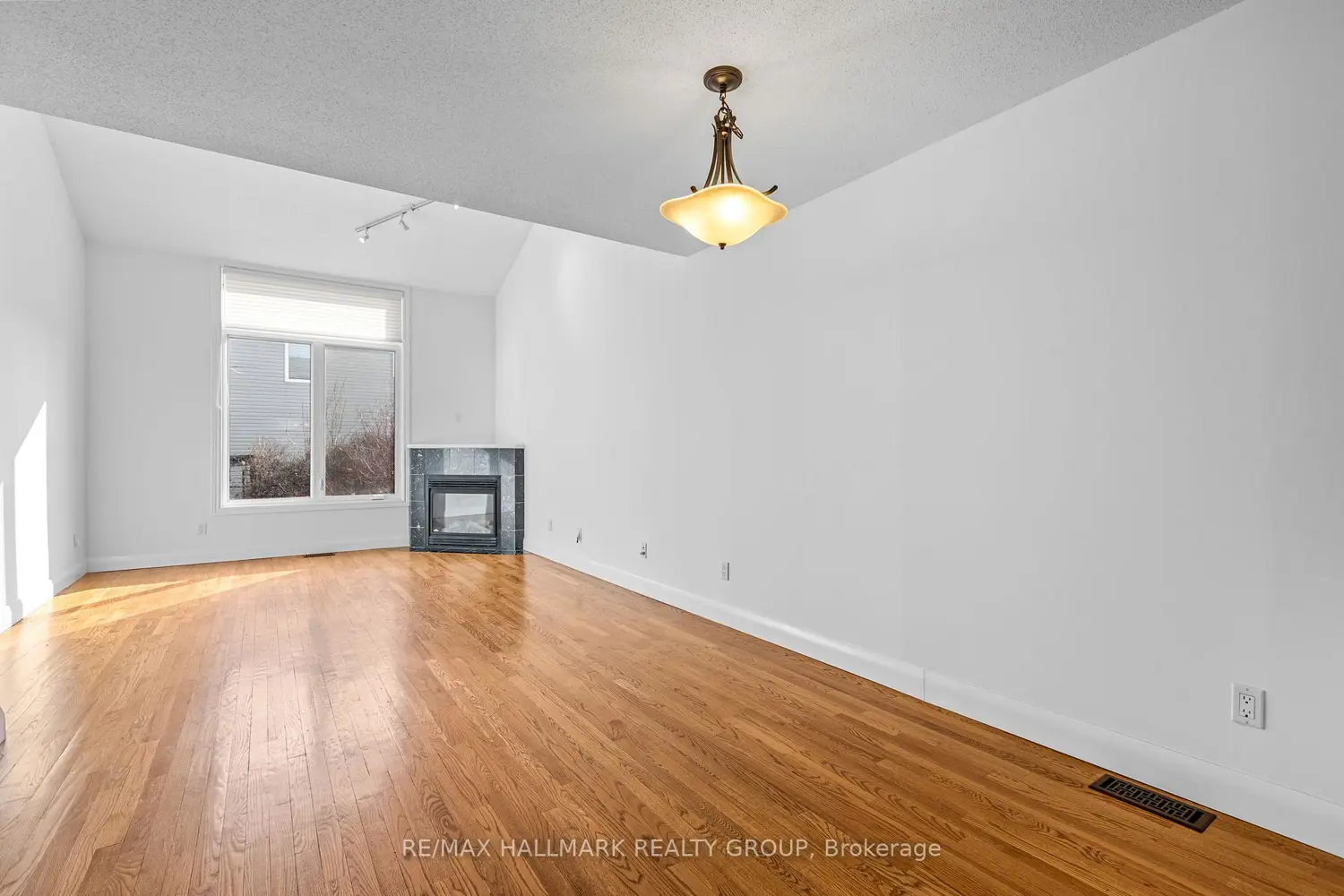 988 Lucille Way photo 5