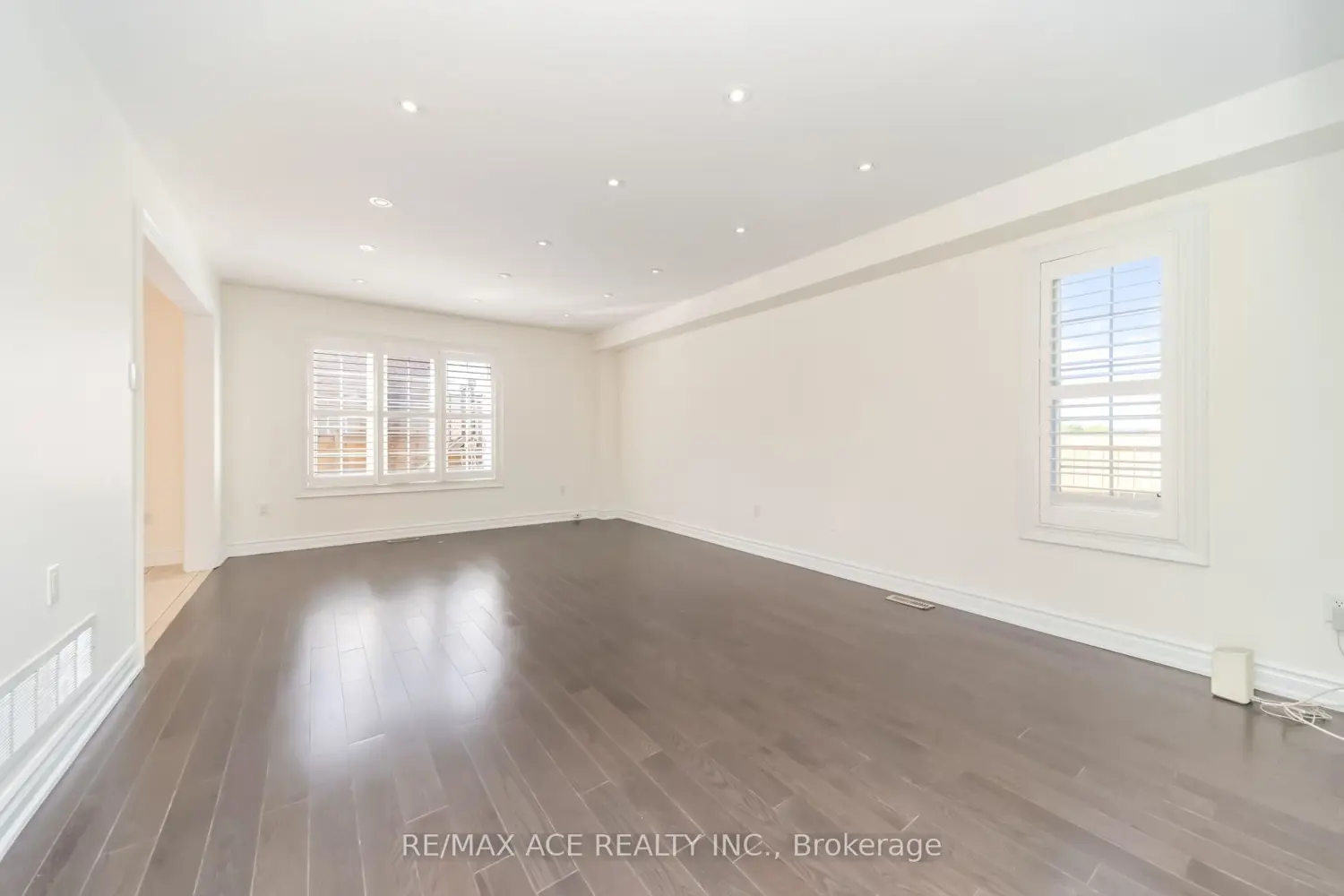 86 Treasure Drive photo 4