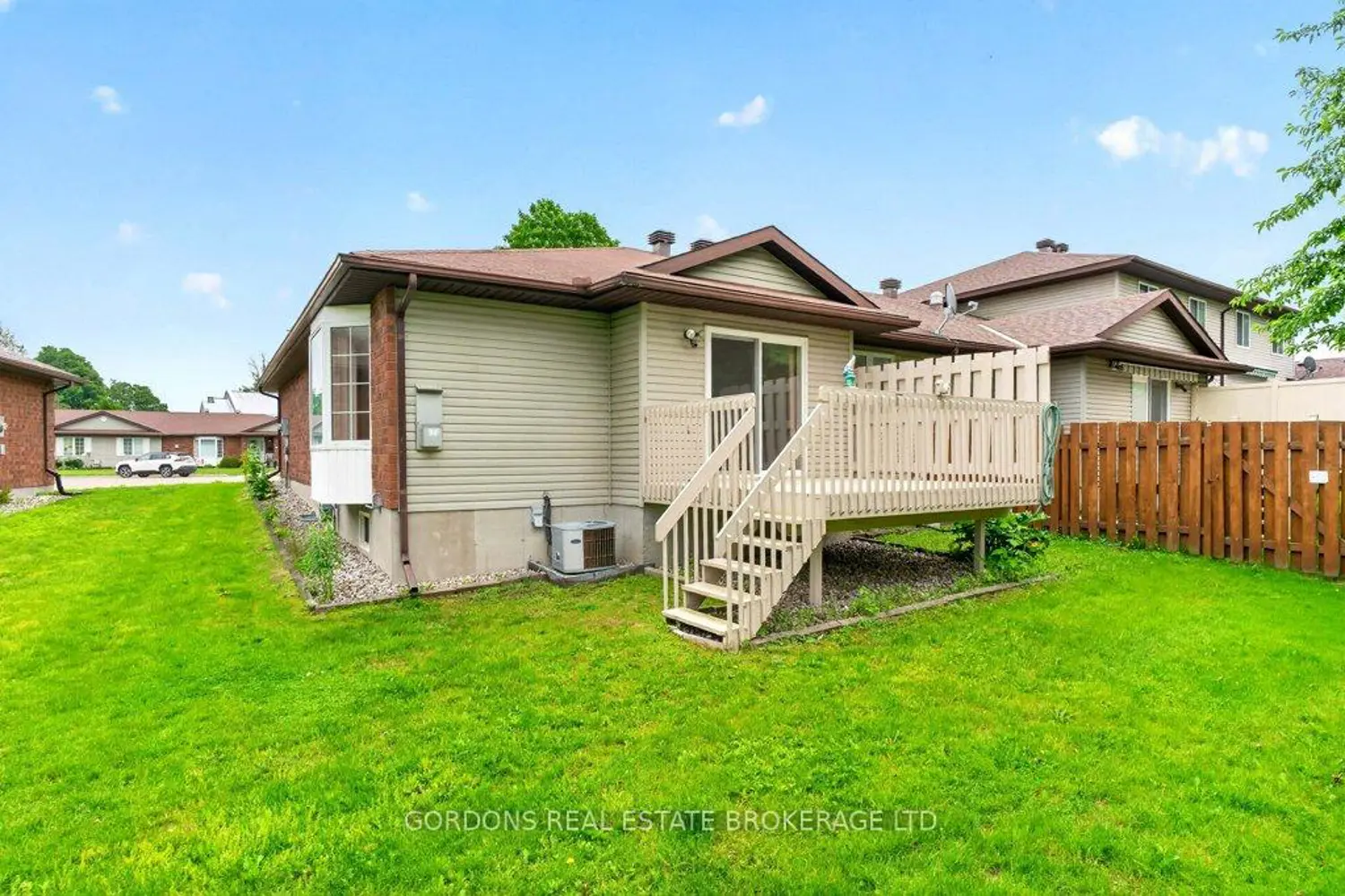 36 Wilmot Young Place photo 3